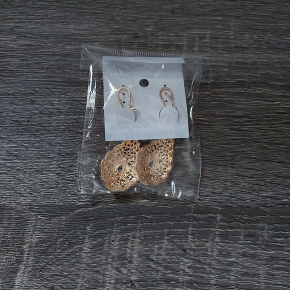 Timeless Elegance: Chic Classic Gold Color Drop Earrings - Picture 8 of 16